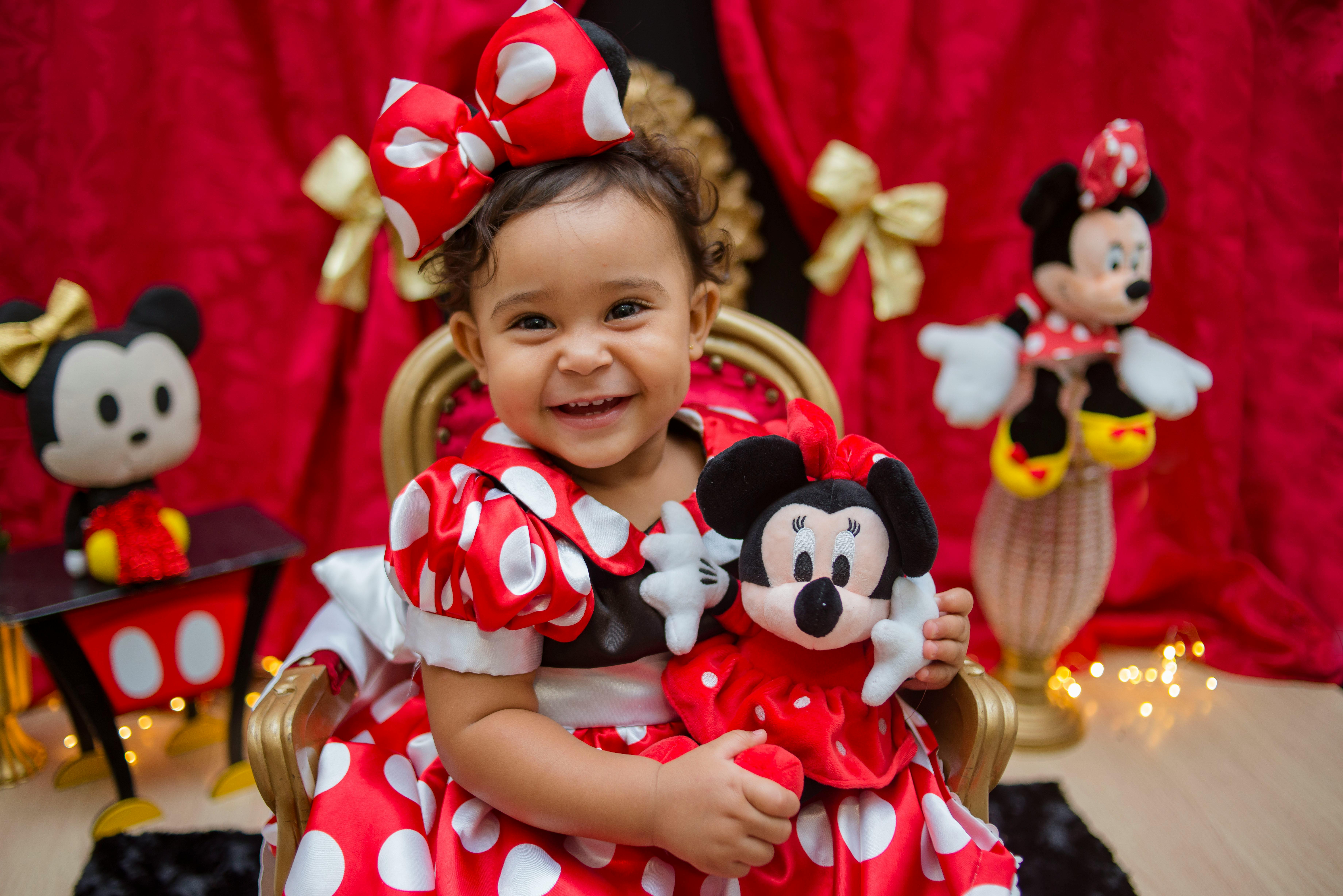 Petite fille avec une peluche minnie dans les bras 